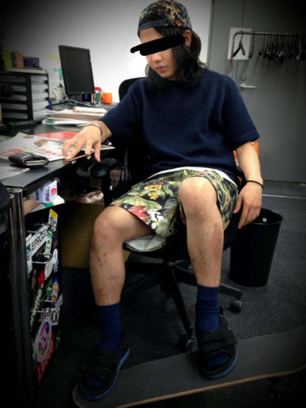 「SK8　、MARC BY MARC JACOBS、PHENOMENON、DISCOVERED、Adam et Rope'、ボタニカル柄、AMI、仕事終わりのWEAR」｜「PHENOMENONの靴下（ソックス/靴下、ブルー系）」を使った、大住ゆうたさん（メンズ・165cm）の夏コーディネートの1枚目の写真