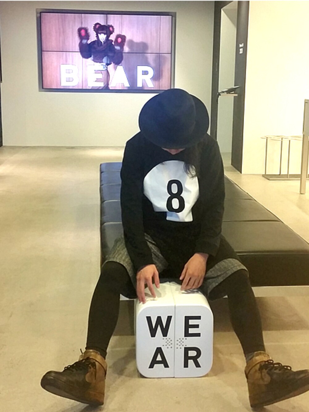 「バックパック、CA4LA、HARE、サルエルパンツ、PIGALLE、DISCOVERED、CREPEMAN、仕事終わりのWEAR」｜「CREPEMAN   8 BALL LONG SLEEVE TEE（Tシャツ/カットソー、ブラック系）」を使った、大住ゆうたさん（メンズ・165cm）の秋コーディネートの1枚目の写真