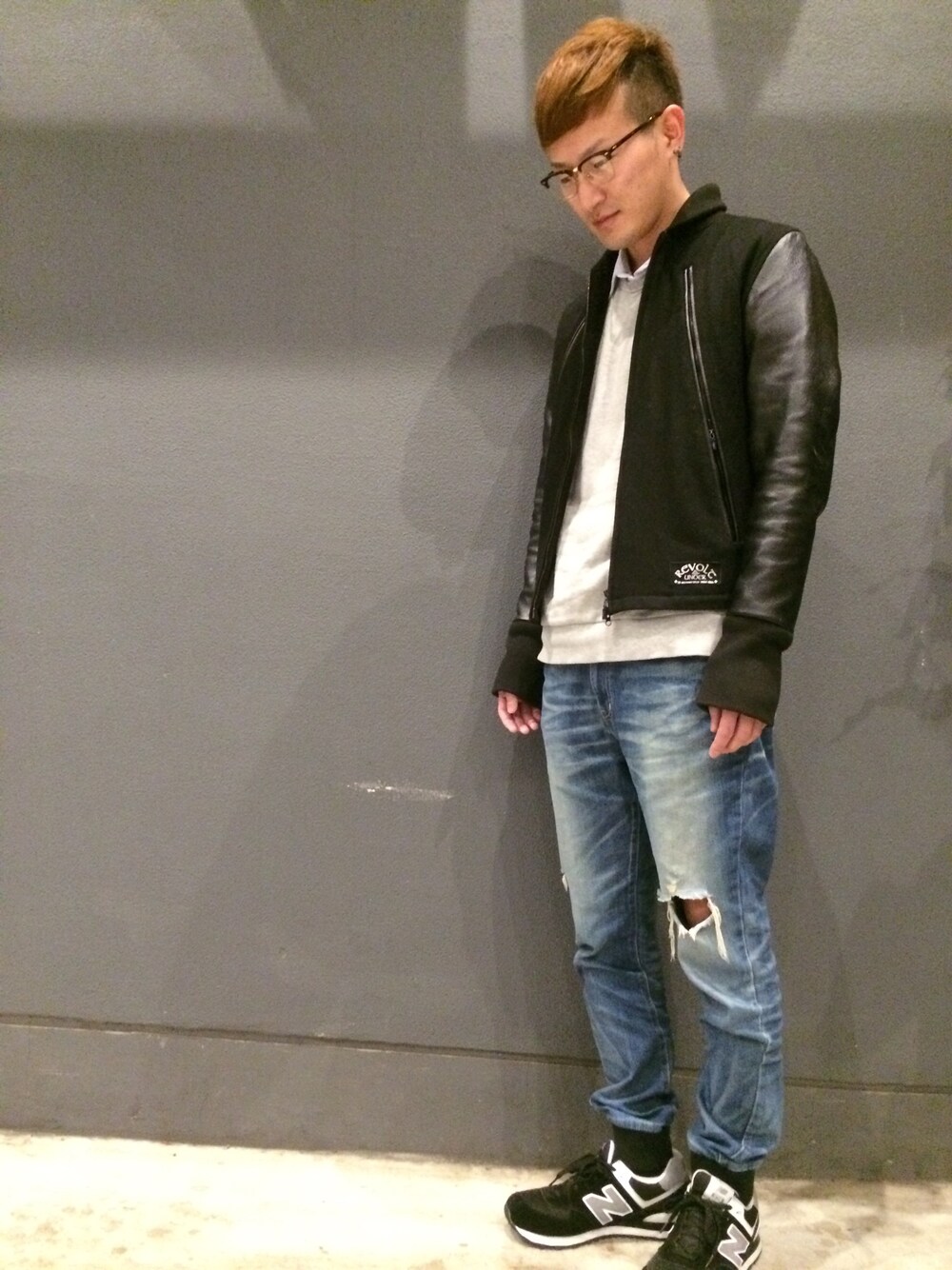 「レザー、切り替え、メルトン、ニューバランス、めがね、重ね着、ダメージデニムパンツ」｜「VIRGOwearworksの7TH ANV AAMY STUDIUM JKT（スタジャン、ブラック系）」を使った、ロバート馬場裕之さん（メンズ・181cm）の秋コーディネートの1枚目の写真