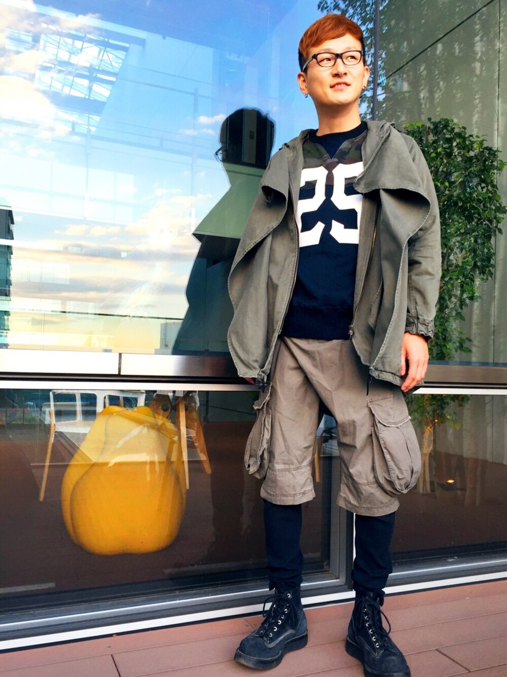 「モッズコート、カーキのカーゴパンツ、ミリタリー、スウェット、カーキ、ミリタリーパンツ、迷彩、ロゴスウェット」｜「MACKDADDYのCAMOUFLAGE CREW NECK SWEAT（スウェット、ブルー系）」を使った、ロバート馬場裕之さん（メンズ・181cm）の秋コーディネートの1枚目の写真
