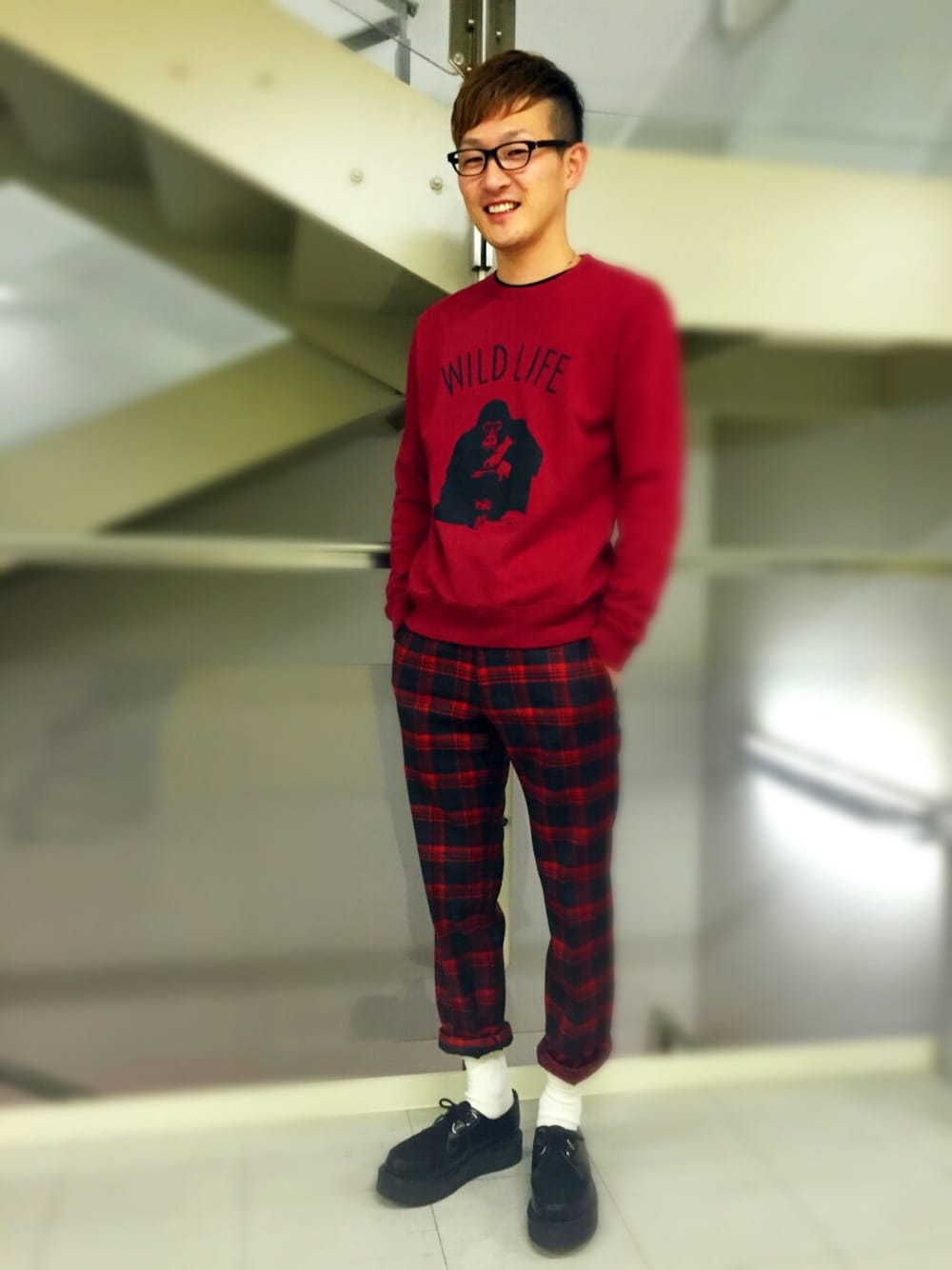 レッド系のスウェット、レッド系のスラックス、ブラック系のその他シューズを着用したメンズの冬コーディネートの1枚目の写真