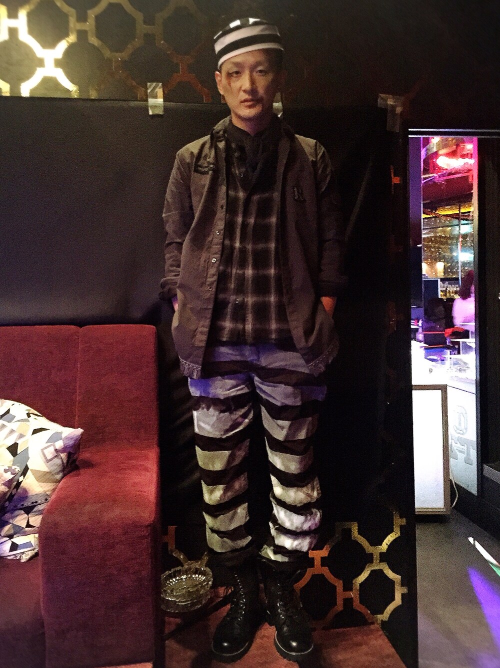 「ハロウィン、ハロウィンコーデ、囚人服、ペイント、重ね着、フリンジ、チェック、ボーダー、つなぎ、WEAR HALLOWEEN 2015」｜「万年屋のアイテム（つなぎ/オールインワン、ブラック系）」を使った、ロバート馬場裕之さん（メンズ・181cm）の秋コーディネートの1枚目の写真