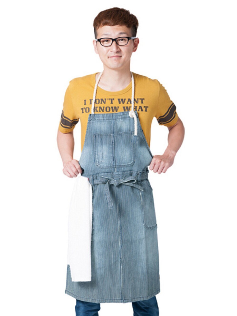 「エプロン、エプロン男子、料理男子、グラム(glamb)、ヒッコリー」｜「glambのBABA chan apron（エプロン、ブルー系）」を使った、ロバート馬場裕之さん（メンズ・181cm）の夏コーディネートの1枚目の写真
