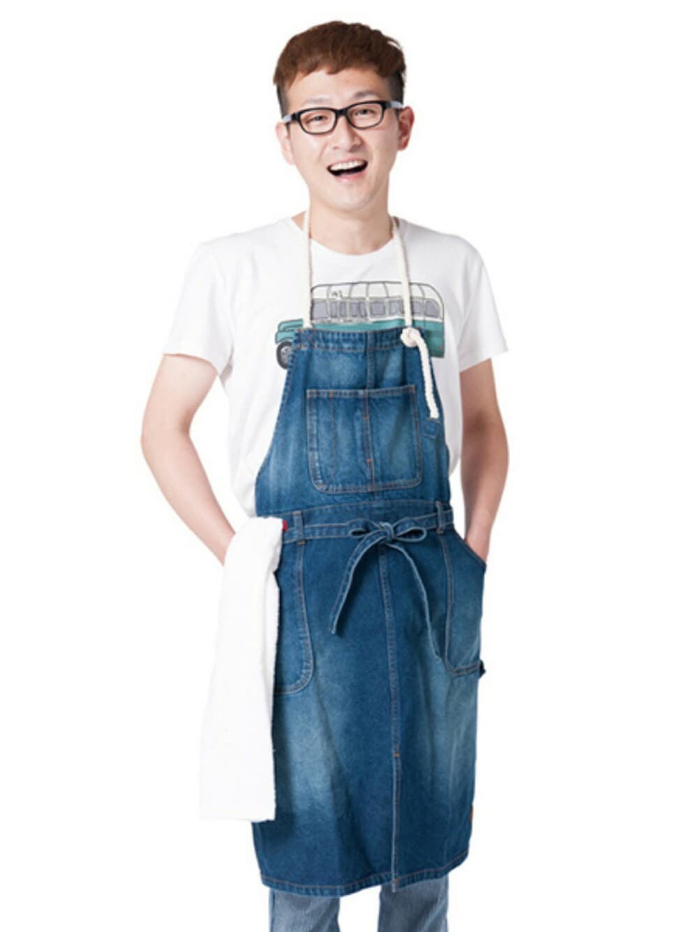 「エプロン、エプロン男子、料理男子、グラム(glamb)、デニム」｜「glambのBABA chan apron（エプロン、ブルー系）」を使った、ロバート馬場裕之さん（メンズ・181cm）の夏コーディネートの1枚目の写真