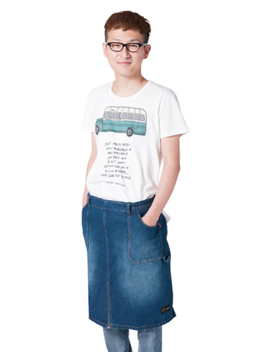 「エプロン、エプロン男子、デニム、料理、料理男子、グラム(glamb)」｜「glambのMagic bus T（Tシャツ/カットソー、ホワイト系）」を使った、ロバート馬場裕之さん（メンズ・181cm）の夏コーディネートの1枚目の写真