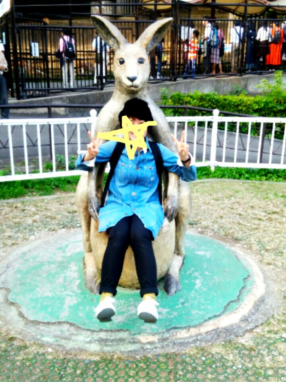 「デニムワンピース、ファー帽子、ファー小物、ジャックパーセル、カンガルー、カンガルーポケット、多摩動物公園、動物園」｜「Leeのワークワンピース　DENIM（シャツワンピース、ブルー系）」を使った、さめさん（レディース・155cm）の秋コーディネートの1枚目の写真