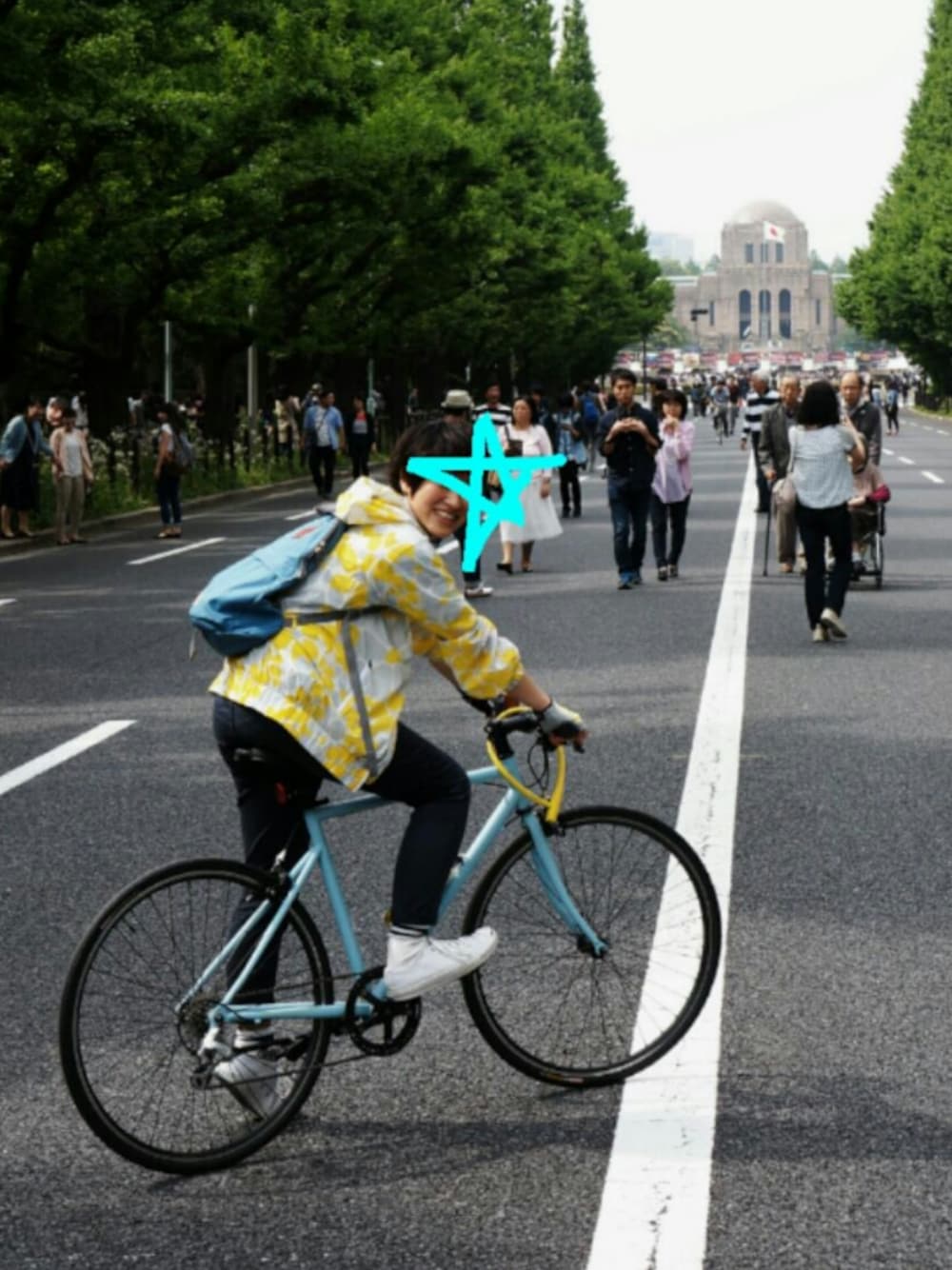 「自転車、自転車スタイル、花柄、イエロー、イエロー×グレー、ジャックパーセル、ＧＷ、神宮外苑、tokyobike」｜「ZUCCaのストレッチアーミーコード（その他パンツ、ブルー系）」を使った、さめさん（レディース・155cm）の春コーディネートの1枚目の写真