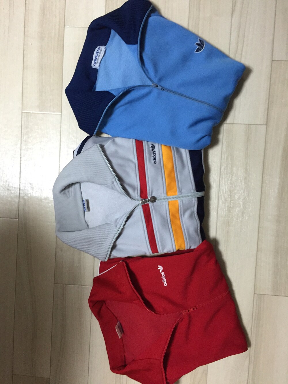 「ジャージ、アディダス、ビンテージ、赤、青、グレー、連投すみません」｜「adidasのアイテム（ジャージ、ブルー系）」を使った、あだばなさん（メンズ・165cm）の秋コーディネートの1枚目の写真
