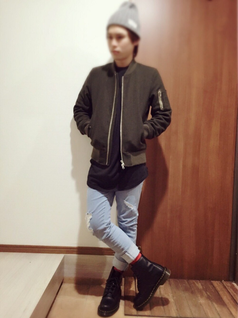 「春、スキニーデニム、大人カジュアル、ニット帽、ブーツ、デニムパンツ、ゆるコーデ、ロング丈、ドクターマーチン、カジュアル」｜「HAREのＷＯＯＬ ＭＡ-１（ジャケット/アウター、グリーン系）」を使った、kyoooさん（メンズ・171cm）の春コーディネートの1枚目の写真
