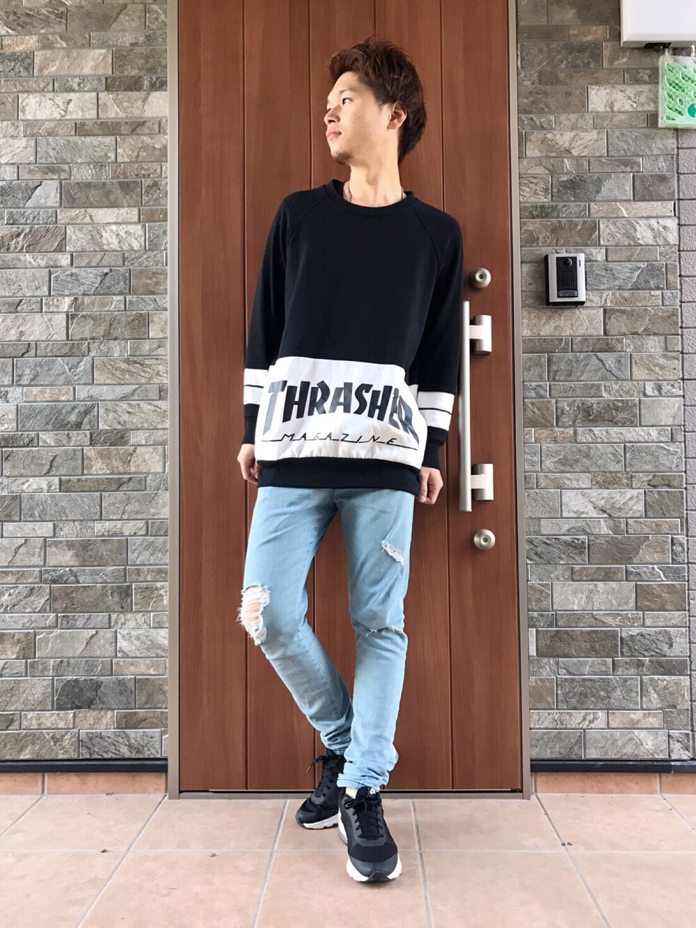 「休日スタイル、秋のコーデ、スキニー、オトナカジュアル、プチプラ、スニーカー、THRASHER、fashion」｜「jouetieの【CASUAL】THRASHERコラボラインPO（スウェット、ブラック系）」を使った、kyoooさん（メンズ・171cm）の秋コーディネートの1枚目の写真
