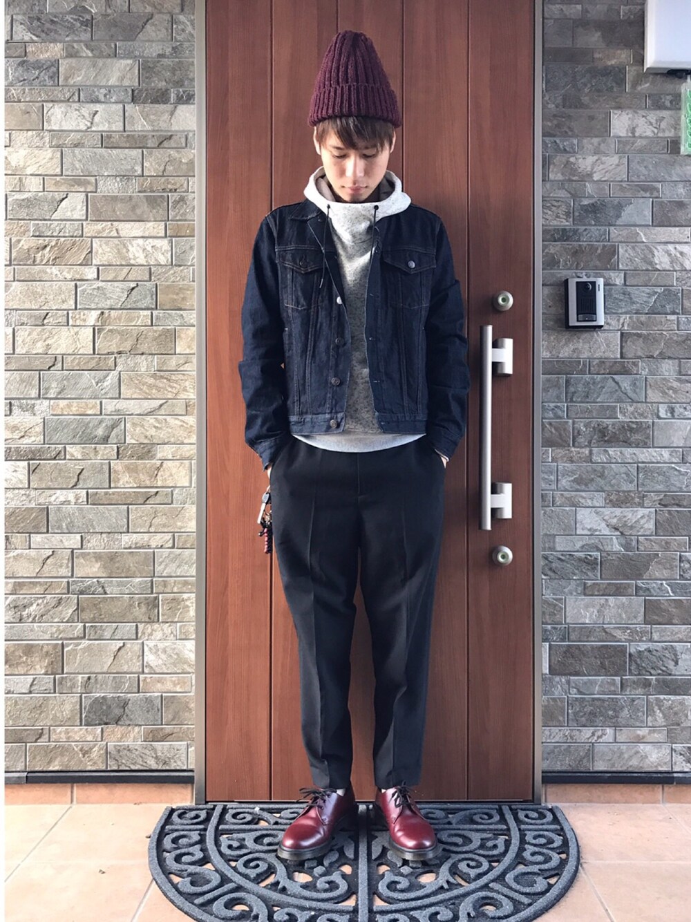 「冬、ニット帽、ドクターマーチン、ボルドー、プチプラ、パーカー、Gジャン、GAP、GROBAL WORK、ootd」｜「GLOBAL WORKのA/Wニットワッチ/566770（ニットキャップ/ビーニー、レッド系）」を使った、kyoooさん（メンズ・171cm）の冬コーディネートの1枚目の写真