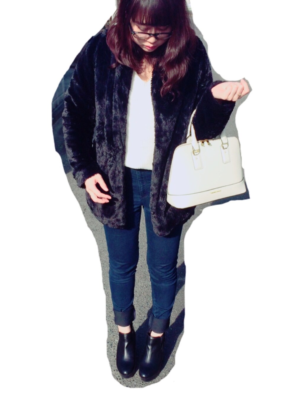 その他のデニムパンツ、ブラック系のブーツ、ホワイト系のバッグを着用したレディースの冬コーディネートの1枚目の写真