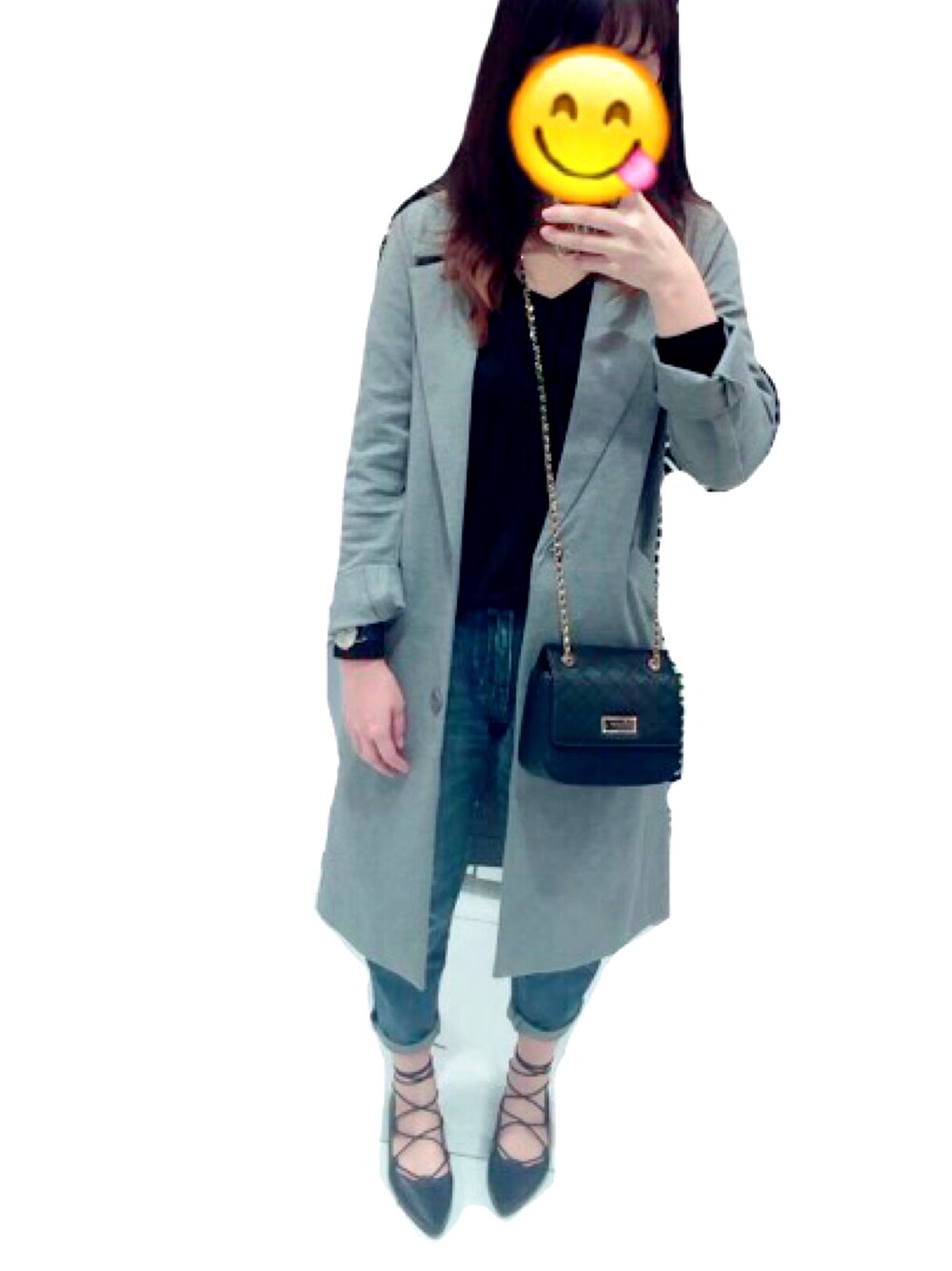 グレー系のジャケット/アウター、ブルー系のデニムパンツ、ブラック系のクラッチバッグを着用したレディースの冬コーディネートの1枚目の写真
