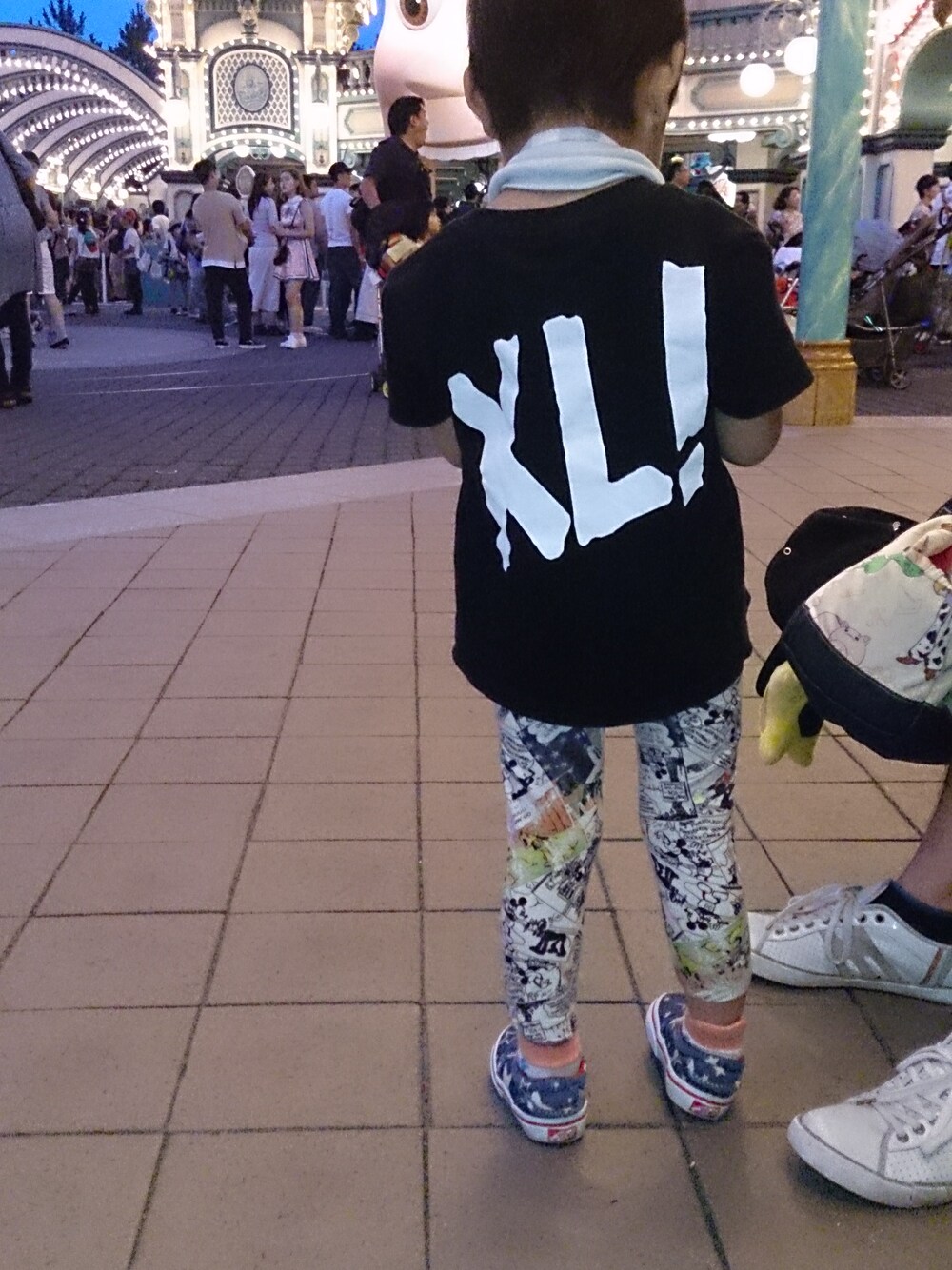 「トイ・ストーリー、七夕、男の子、ディズニーシー、エックスガールステージ」｜「XLARGE KIDSのアイテム（Tシャツ/カットソー、ブラック系）」を使った、oskyさん（キッズ・90cm）の夏コーディネートの1枚目の写真