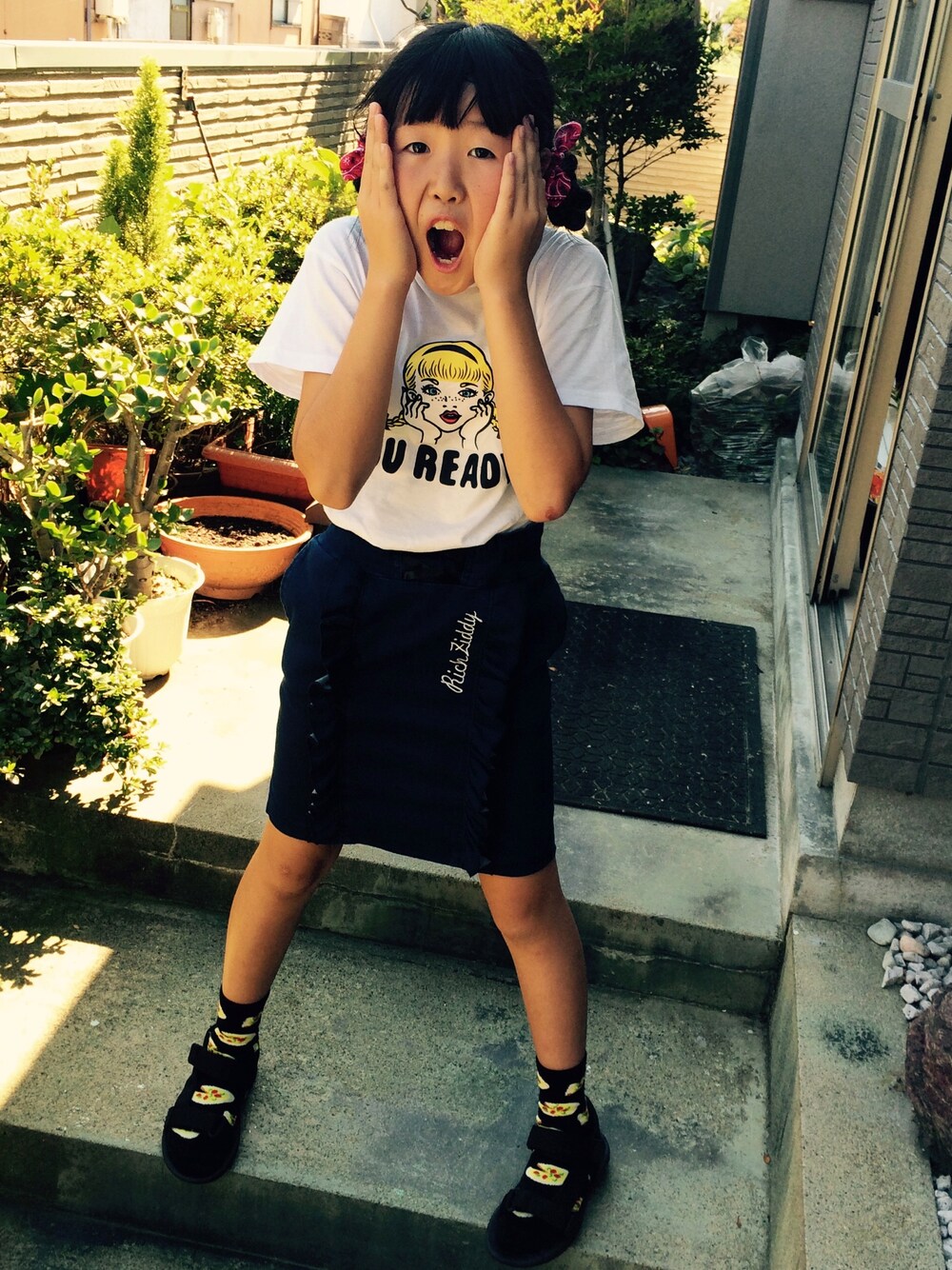 ホワイト系のTシャツ/カットソー、ブラック系のサンダル、その他のその他を着用したキッズの夏コーディネートの1枚目の写真