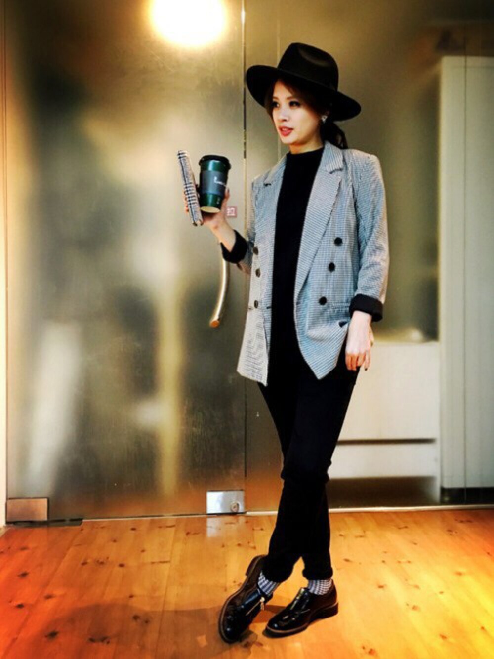 「black and white、boyish、neutral 、WIDE BRIM HAT、his for her、かっこいい系、ブラック×ホワイト、ジャケットスタイル、冬コーデ」｜「FOREVER 21のアイテム（ダウンジャケット/コート、ホワイト系）」を使った、RINA•RINAさん（レディース・158cm）の冬コーディネートの1枚目の写真