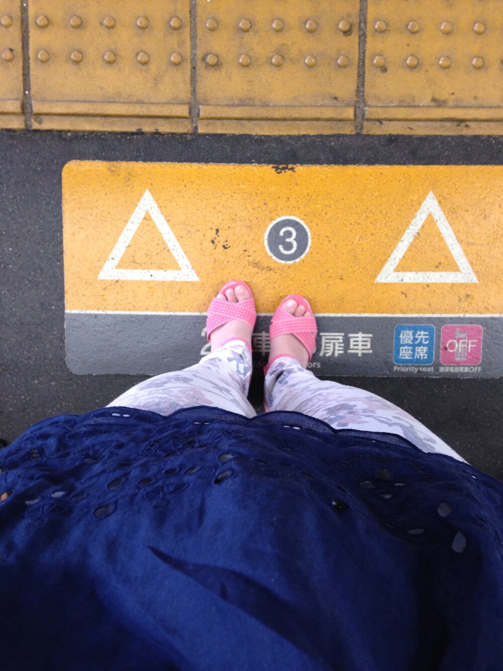 「花柄パンツ」｜「ikkaのアイテム（その他パンツ、ホワイト系）」を使った、あきほさん（レディース・160cm）の夏コーディネートの1枚目の写真