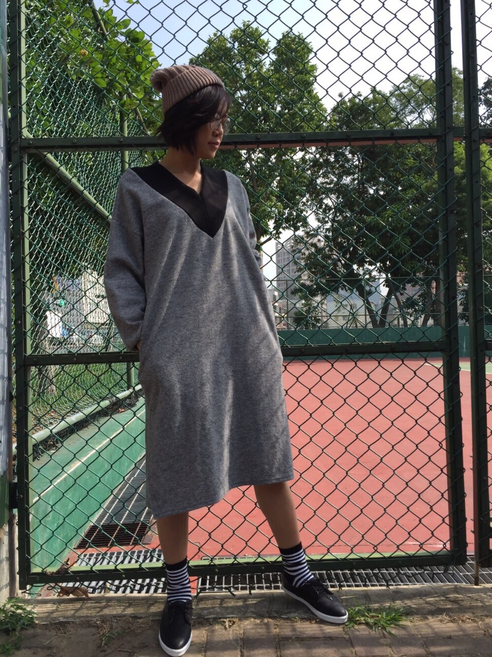 グレー系のドレスを着用したレディースの秋コーディネートの1枚目の写真