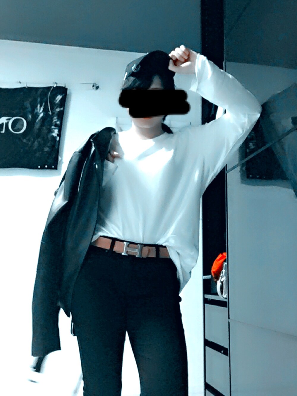 「ナムオル、秋冬、ライダース、R.SHEMISTE、HERMES」｜「UNIQLOのMEN ソフトタッチクルーネックT（長袖）（Tシャツ/カットソー、ホワイト系）」を使った、k@hoさん（レディース・158cm）の秋コーディネートの1枚目の写真