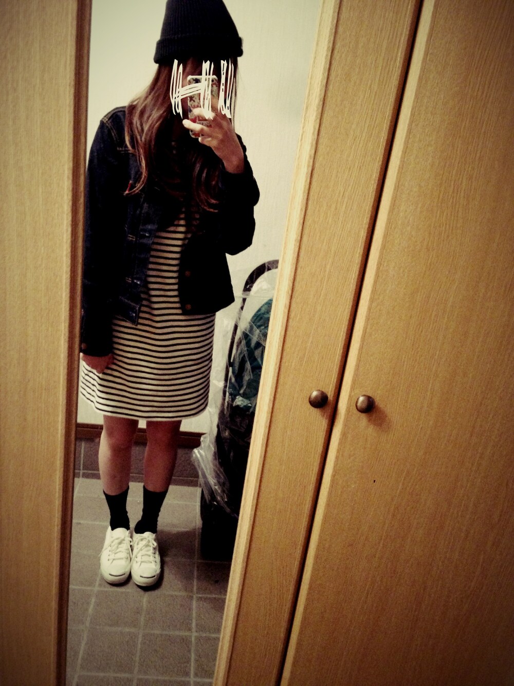 ブルー系のデニムジャケット、ホワイト系のスニーカー、ホワイト系のワンピースを着用したレディースの春コーディネートの1枚目の写真