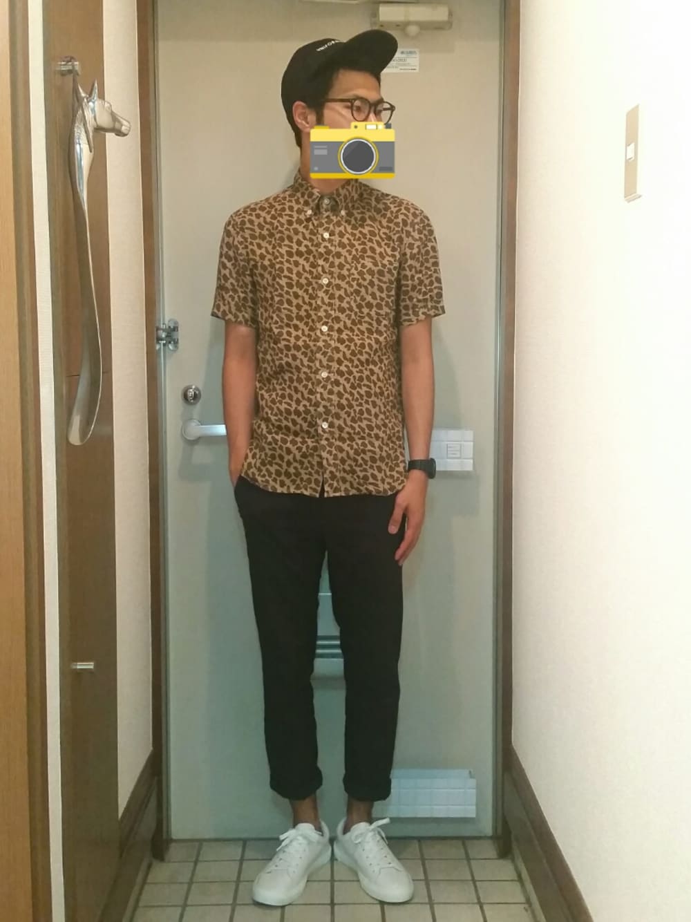 その他のシャツ/ブラウス、ブラック系のその他パンツ、ホワイト系のスニーカーを着用したメンズの夏コーディネートの1枚目の写真
