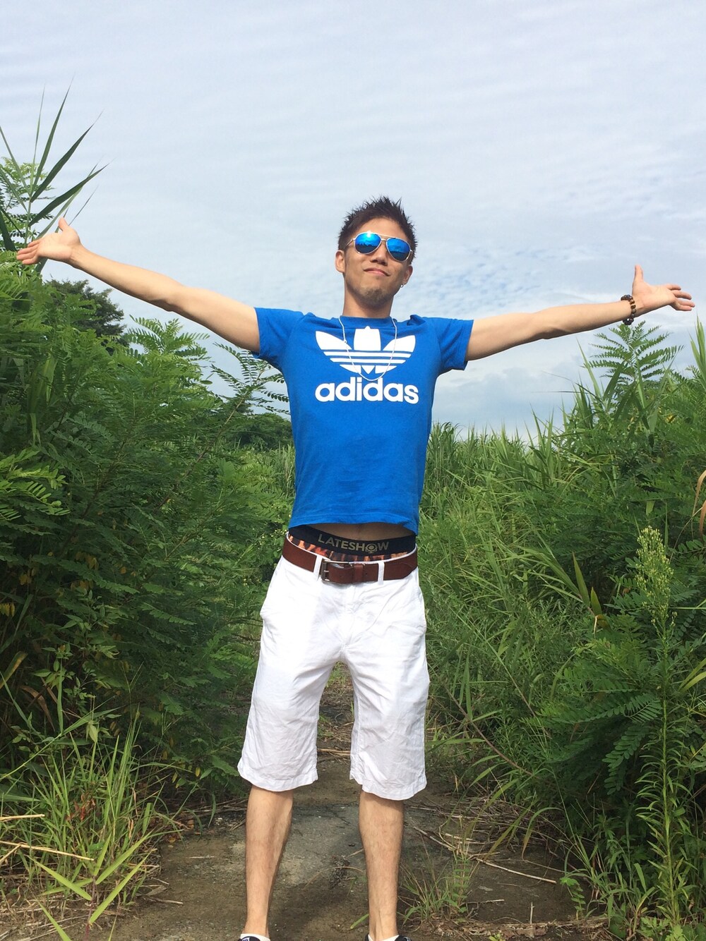「adidasのアイテム（Tシャツ/カットソー、ブルー系）」を使った、A.HIROさん（メンズ・176cm）の秋コーディネートの1枚目の写真