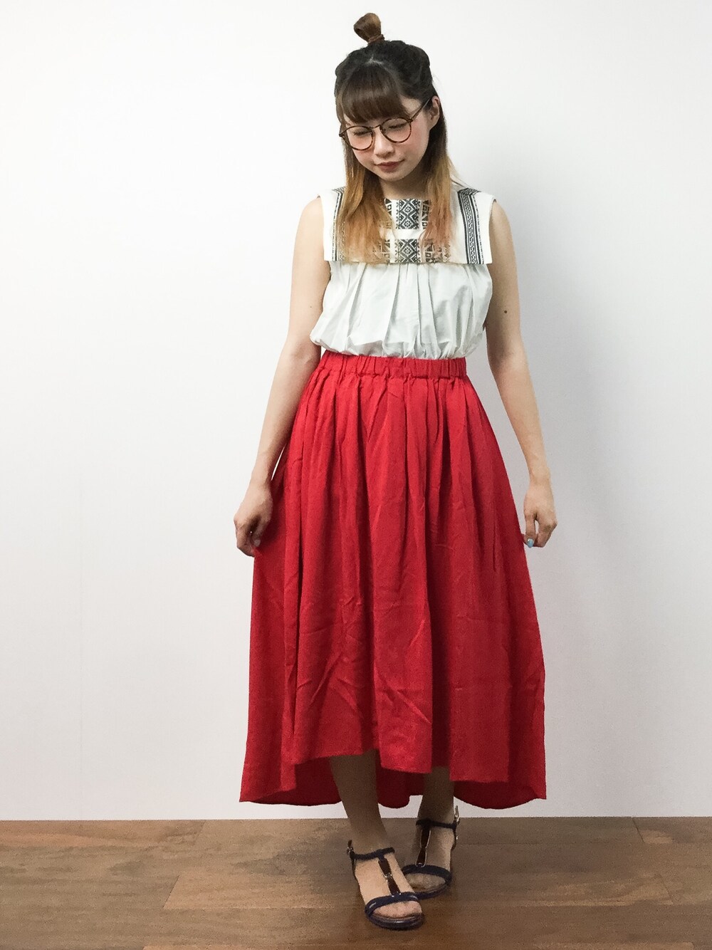 「スカート、カジュアル、刺繍、赤、丸メガネ、サンダル、ノースリーブ、カジュアルコーデ、ゆるコーデ、青文字系」｜「chambre de charmeのcdc 60ローンクロス刺繍＋レース デカえりノースリブラウス（シャツ/ブラウス、ブラック系）」を使った、いぴさん（レディース・152cm）の夏コーディネートの1枚目の写真