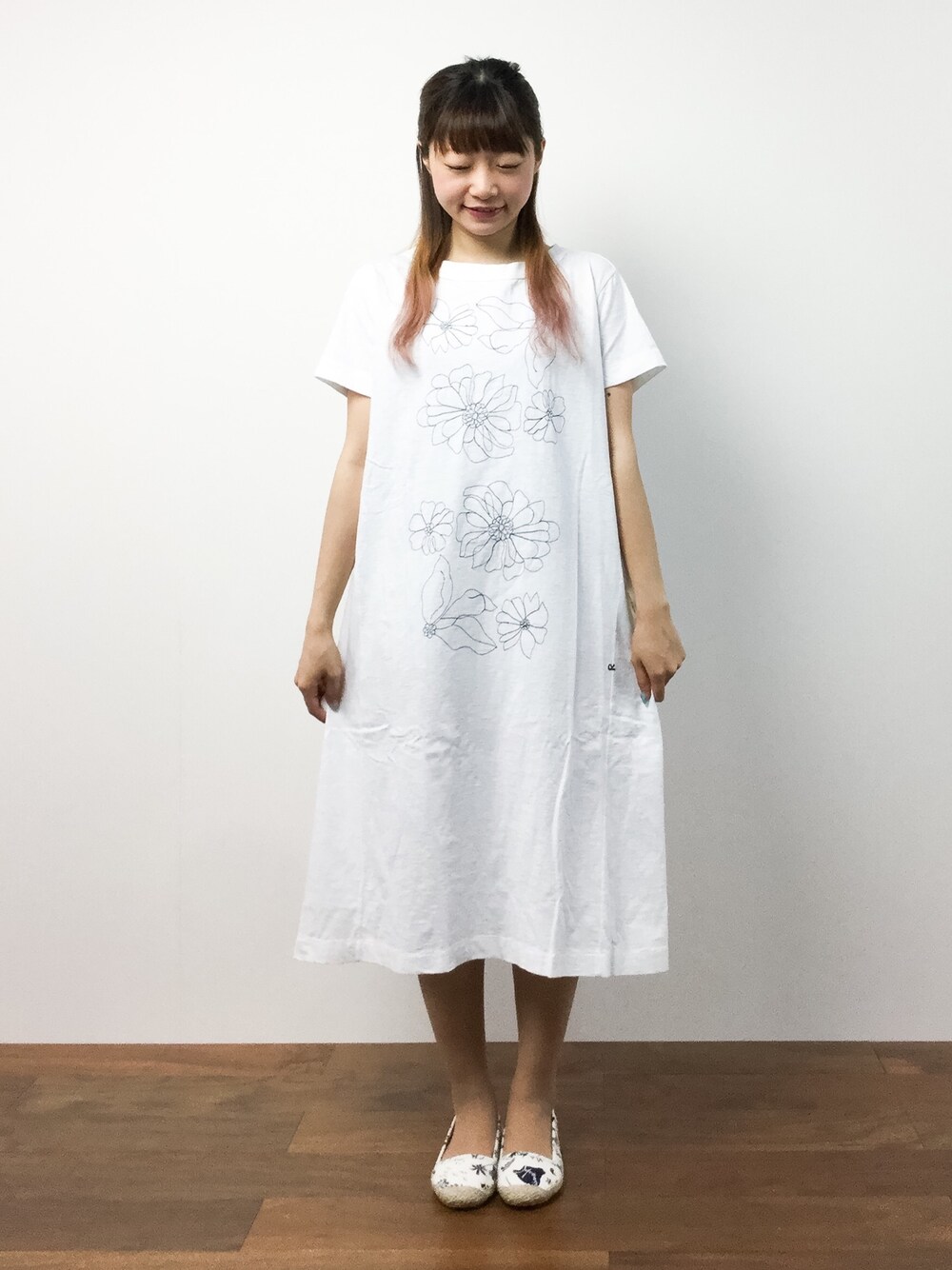 「カジュアル、夏、ラフ、45R、エスパドリーユ、ゆるコーデ、ラクチンコーデ、お花、刺繍ワンピース、Kahiko」｜「45Rの45★フラワー刺繍ワンピース（ワンピース、ホワイト系）」を使った、いぴさん（レディース・152cm）の夏コーディネートの1枚目の写真