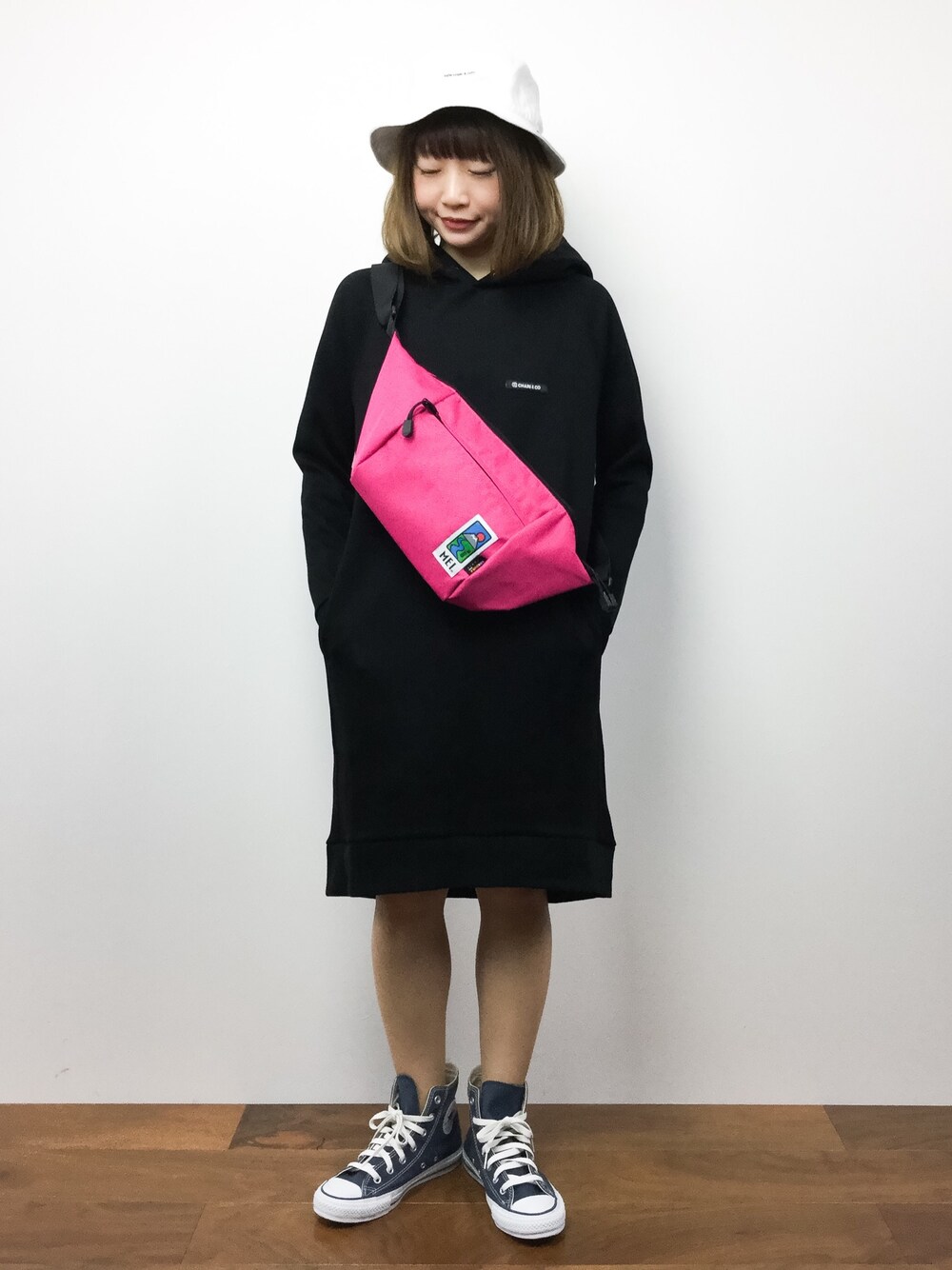 「カジュアル、シンプル、スウェットワンピース、converse、ストリート、ハイカットスニーカー、バケットハット、低身長、ウエストポーチ、黒×ピンク」｜「Ray BEAMSのCHARI&CO×Ray BEAMS / 別注 スウェット ワンピース（ワンピース、ブラック系）」を使った、いぴさん（レディース・152cm）の秋コーディネートの1枚目の写真