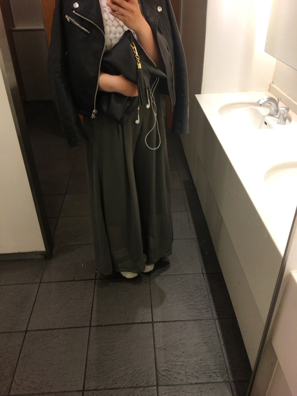 「EMODAのLIGHTワイドパンツ（パンツ、グリーン系）」を使った、honamiさん（レディース・161cm）の春コーディネートの1枚目の写真