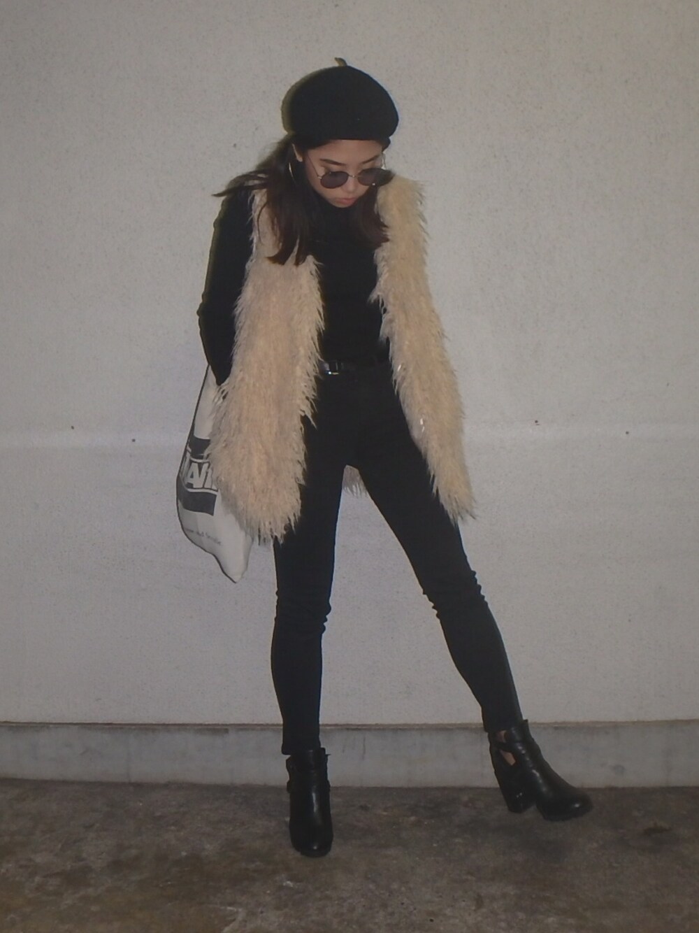 「秋コーデ、ユニクロ、ブラック、ブラックコーデ、ファーベスト、ベレー帽」｜「TOPSHOPのMoto black jamie jeans（デニムパンツ、ブラック系）」を使った、yuikoさん（レディース・158cm）の秋コーディネートの1枚目の写真