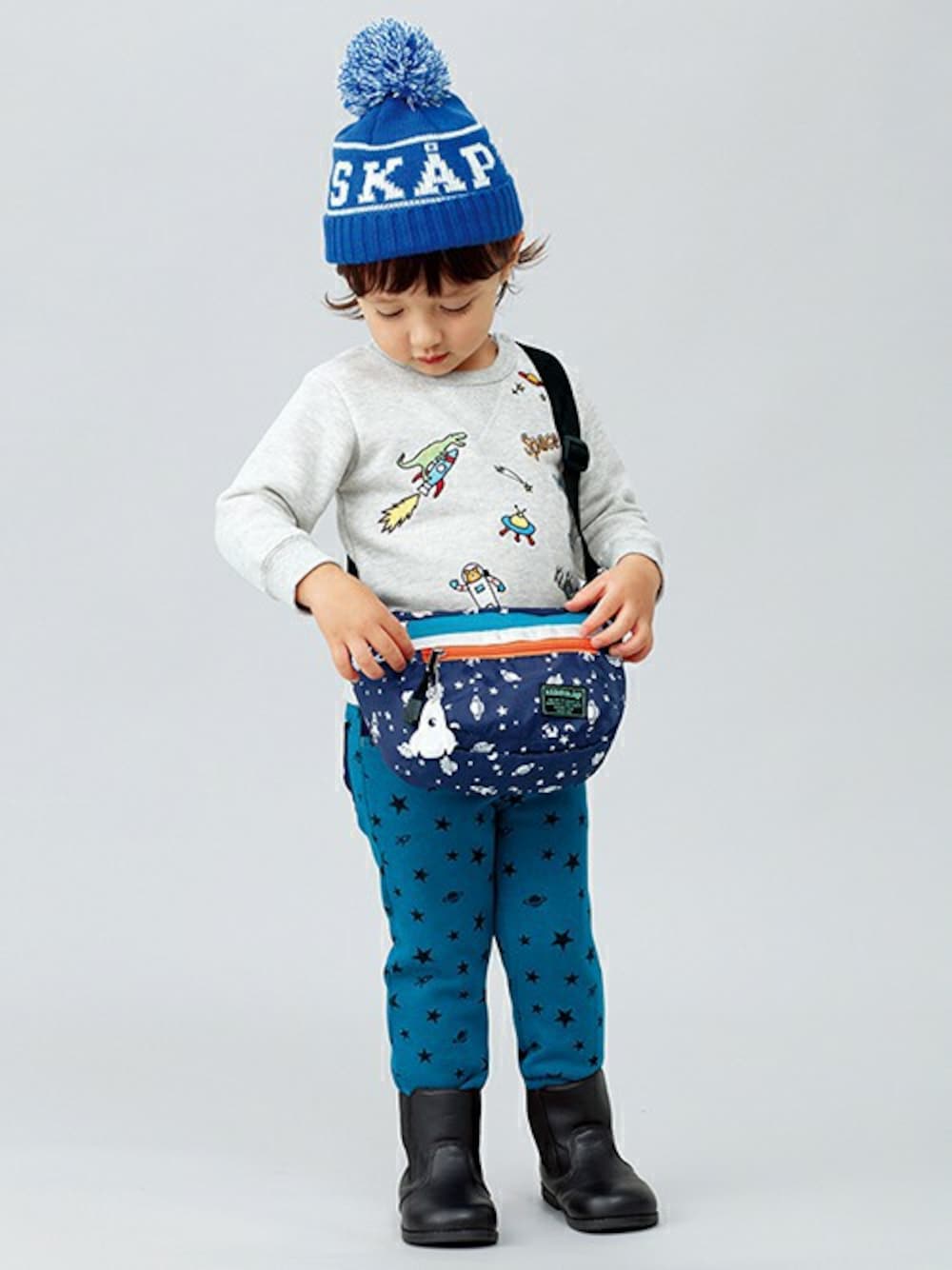 「星柄、エンジニアブーツ、ニット帽コーデ、子供服、ショルダーBAG、キッズコーデ、宇宙柄、男の子コーデ、クレードスコープ、キッズファッション」｜「kladskapの宇宙刺繍トレーナー（スウェット、グレー系）」を使った、kladskap　クレードスコープさん（キッズ・96cm）の秋コーディネートの1枚目の写真