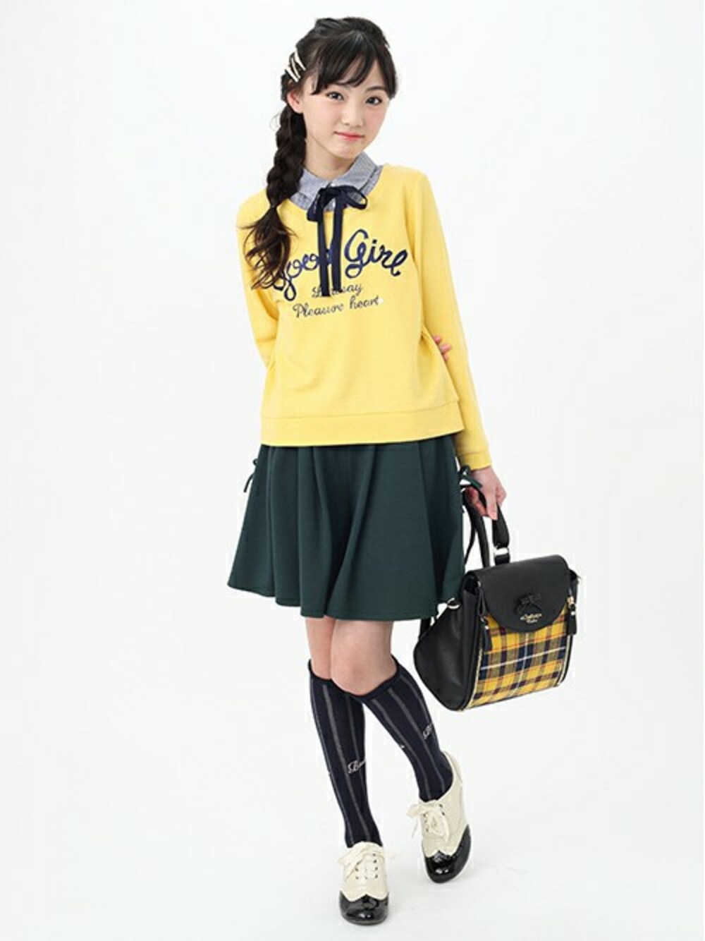 イエロー系のスウェット、グリーン系のその他パンツ、ブラック系のバックパック/リュックを着用したキッズの冬コーディネートの1枚目の写真