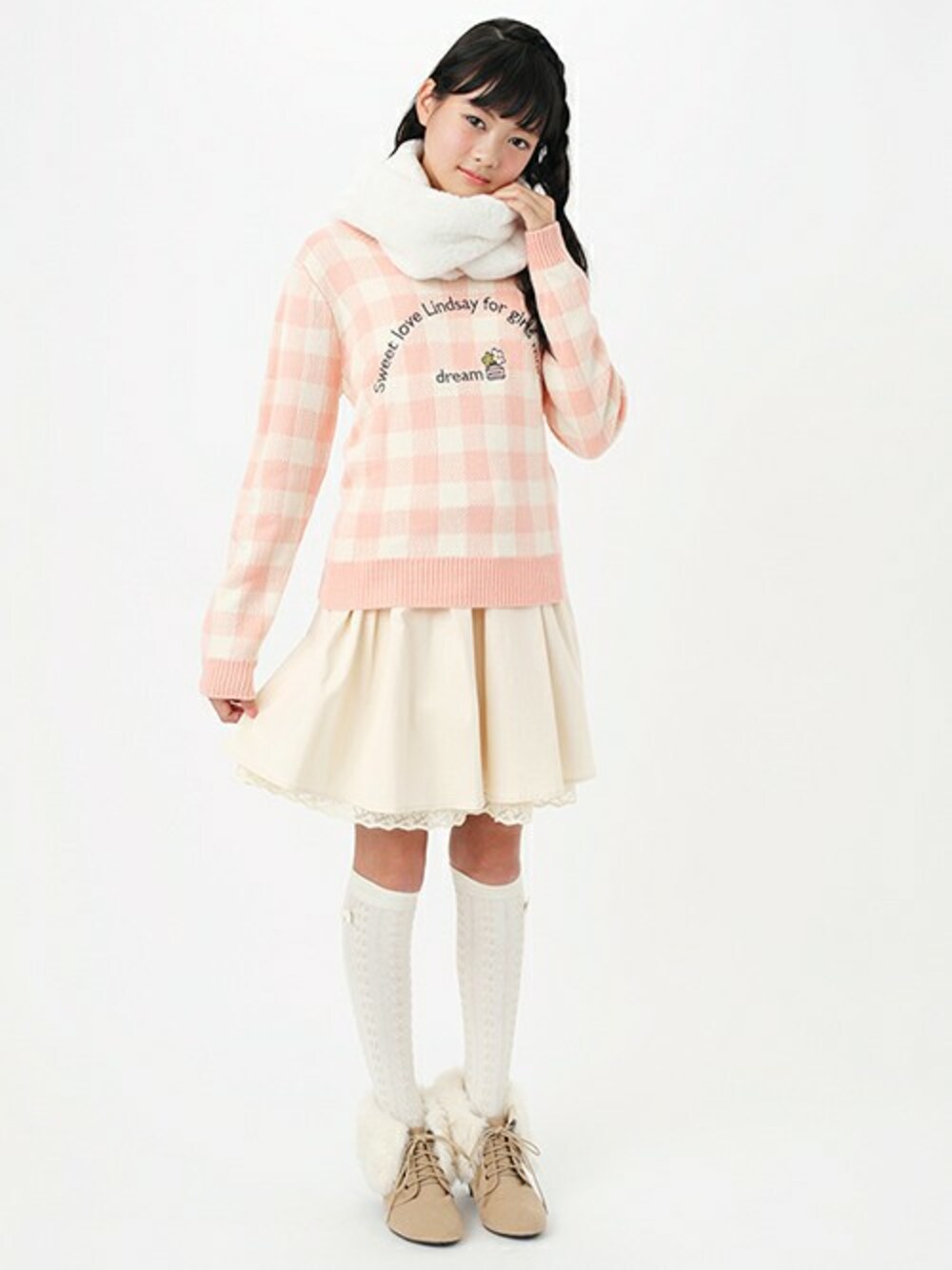 ホワイト系のスカート、ベージュ系のブーティ、ホワイト系のストール/ショールを着用したキッズの冬コーディネートの1枚目の写真