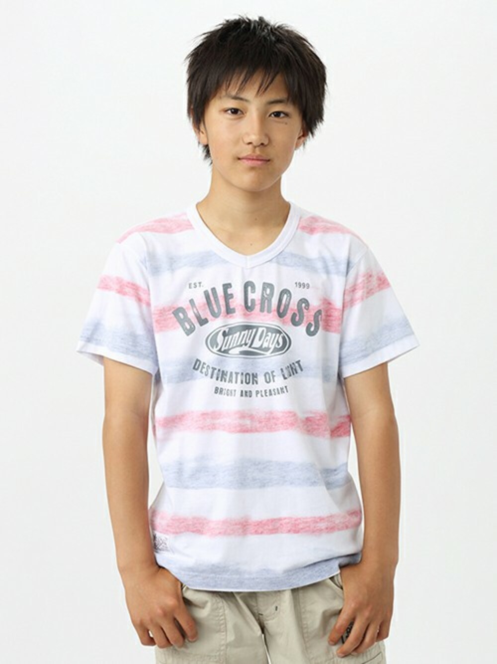 ブルー系のTシャツ/カットソー、ベージュ系のその他パンツを着用したキッズの春コーディネートの1枚目の写真