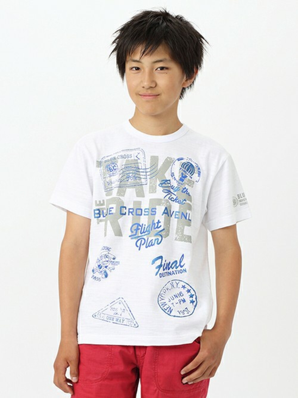 レッド系のその他パンツ、ホワイト系のTシャツ/カットソーを着用したキッズの夏コーディネートの1枚目の写真