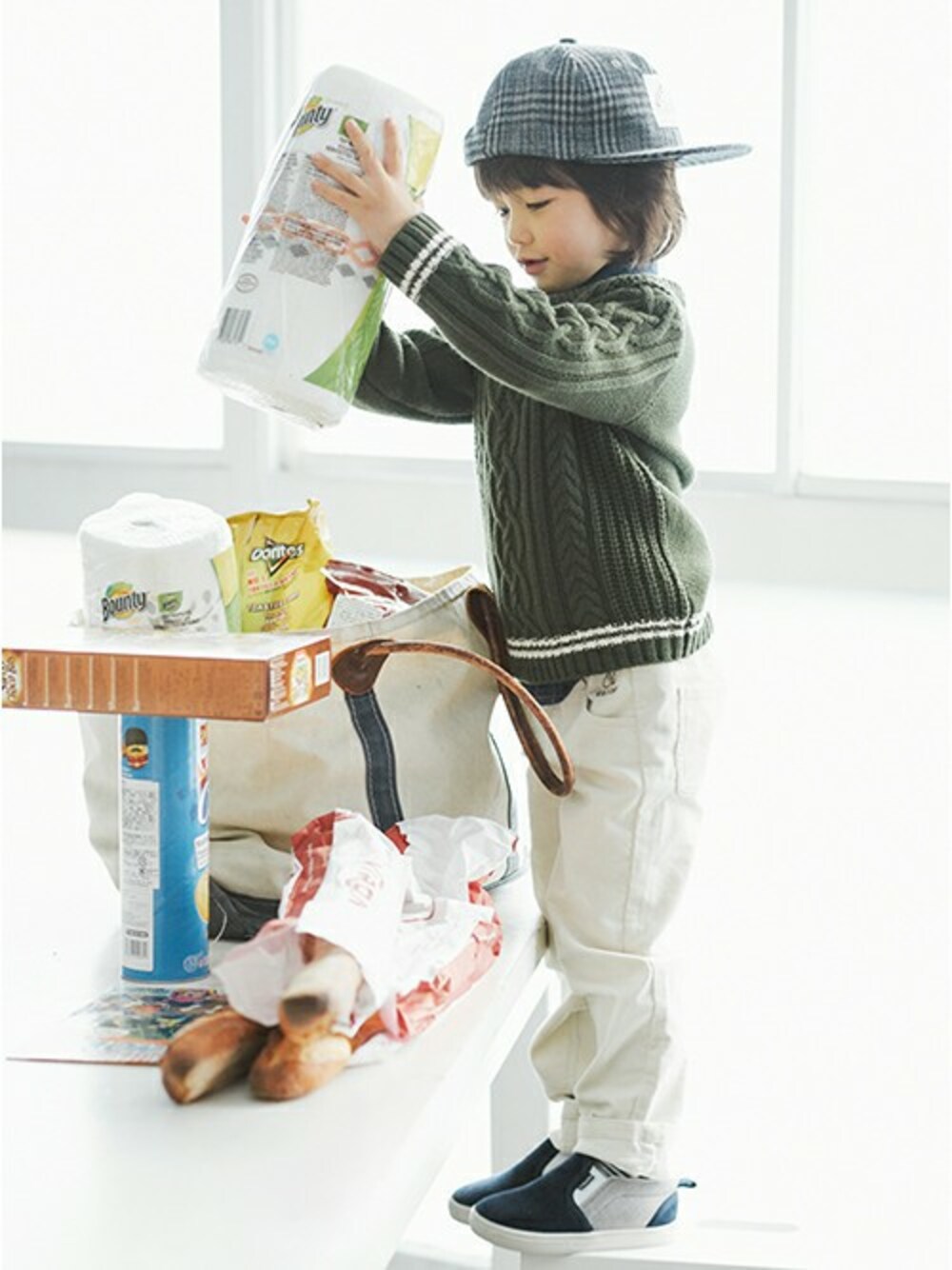 ブルー系のスリッポン、グリーン系のニット/セーター、ブルー系のシャツ/ブラウスを着用したキッズの秋コーディネートの1枚目の写真