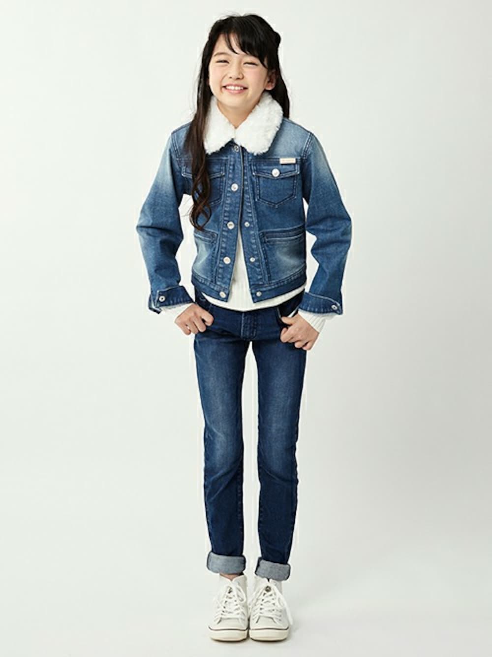 ブルー系のデニムパンツ、ホワイト系のスニーカーを着用したキッズの秋コーディネートの1枚目の写真