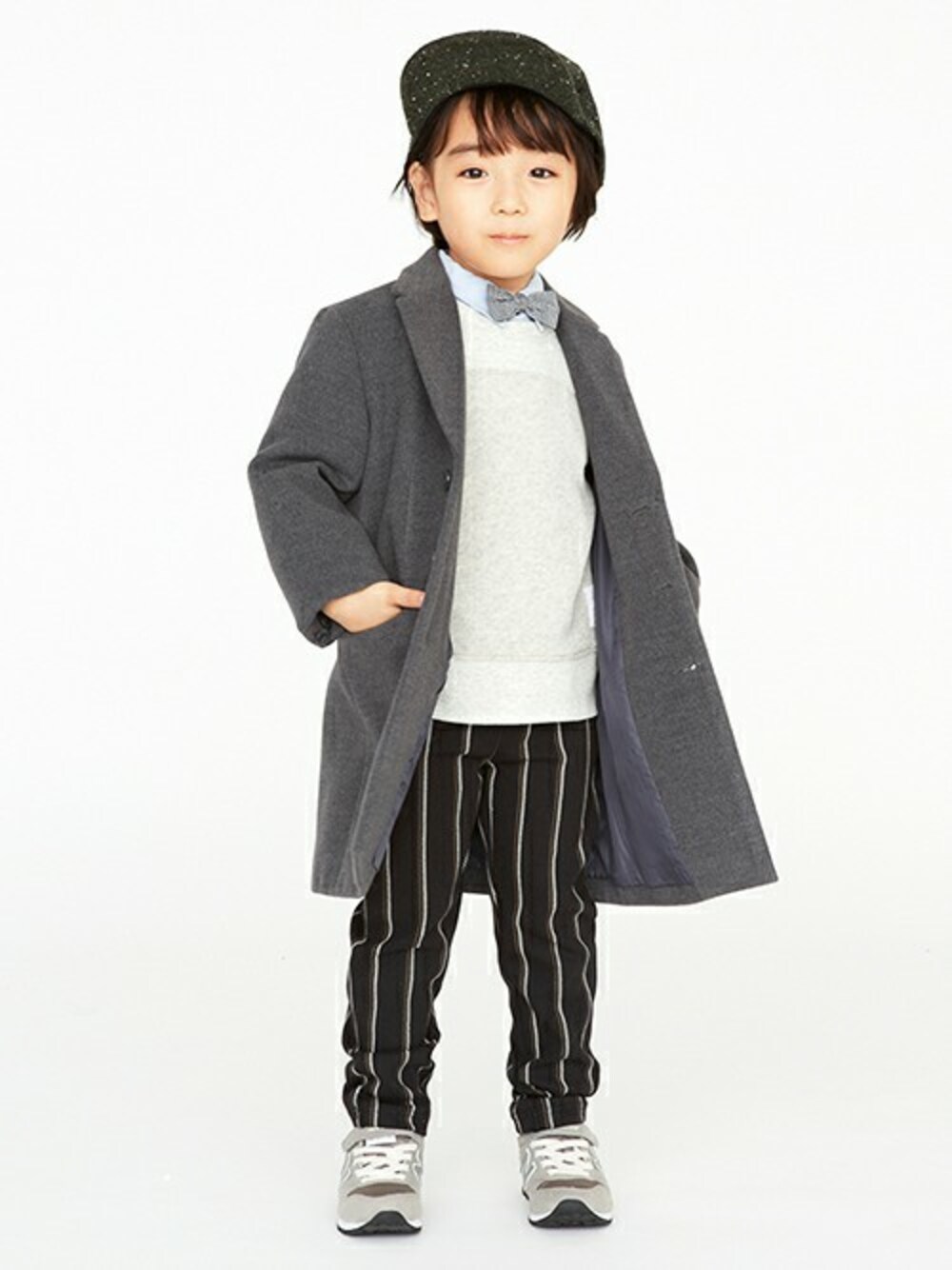 ブルー系のシャツ/ブラウス、グレー系のスウェット、グレー系のチェスターコートを着用したキッズの秋コーディネートの1枚目の写真