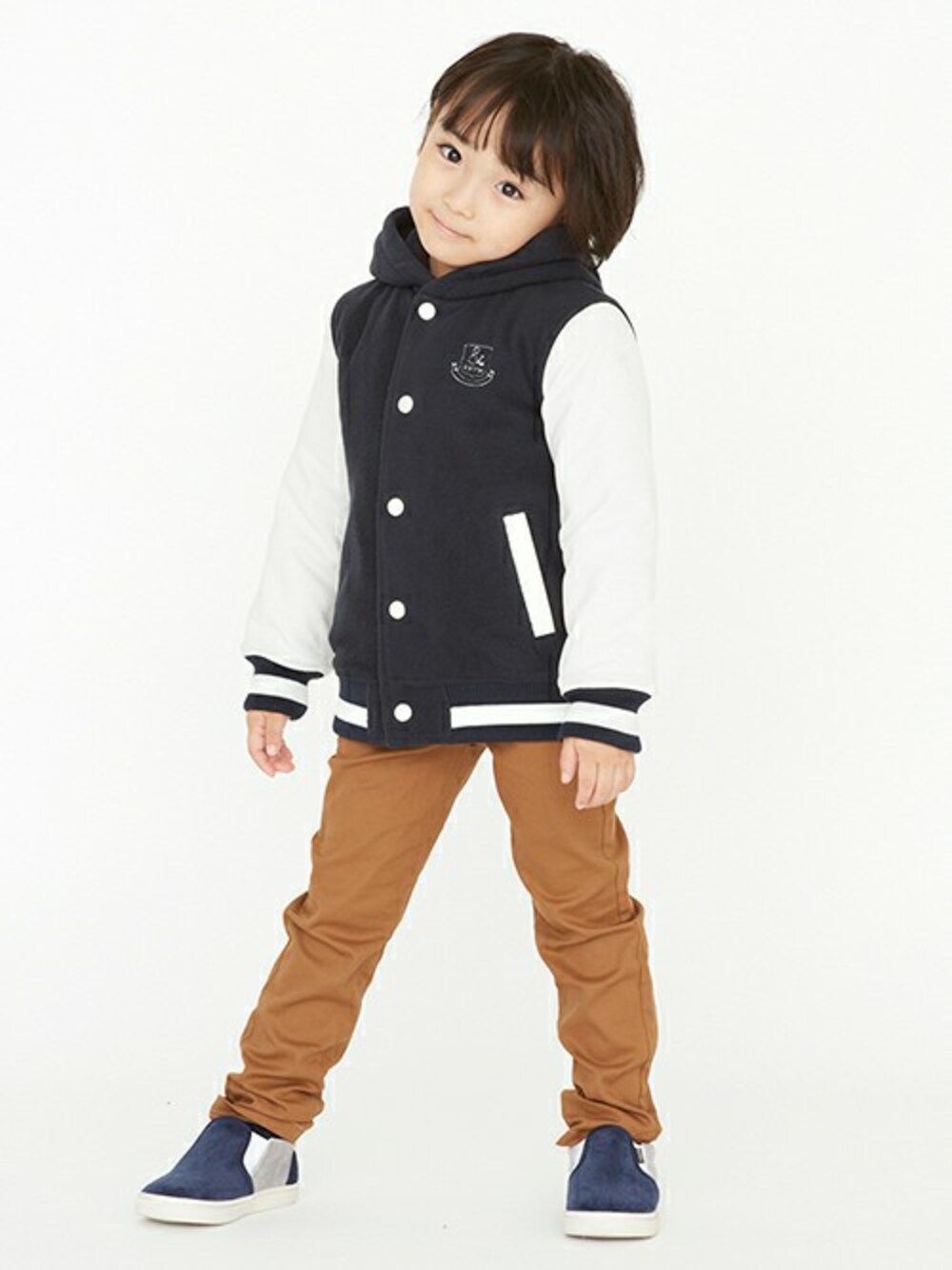 ブルー系のスタジャン、イエロー系のその他パンツ、ブルー系のスリッポンを着用したキッズの秋コーディネートの1枚目の写真