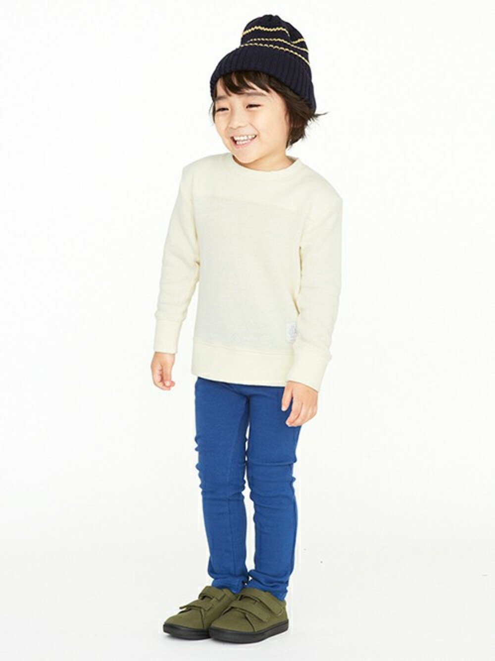 ホワイト系のスウェット、ブルー系のその他パンツ、ブルー系のニットキャップ/ビーニーを着用したキッズの秋コーディネートの1枚目の写真