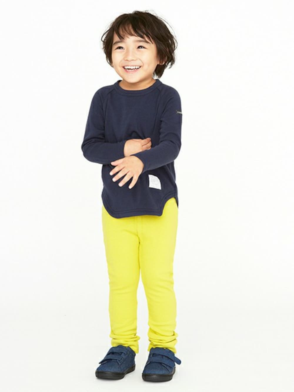 ブルー系のTシャツ/カットソー、イエロー系のその他パンツを着用したキッズの秋コーディネートの1枚目の写真