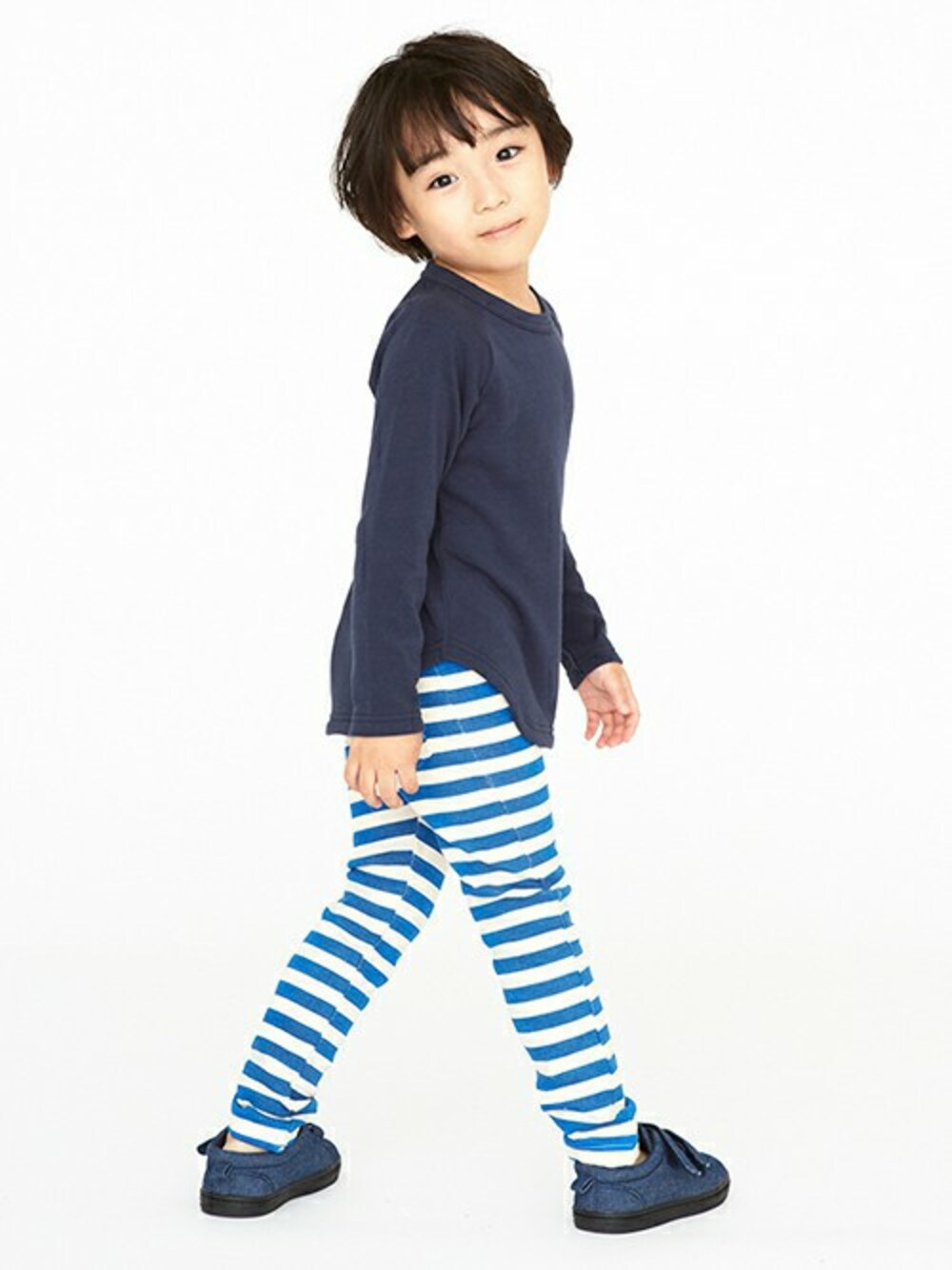 ブルー系のTシャツ/カットソー、ブルー系のその他パンツを着用したキッズの秋コーディネートの1枚目の写真