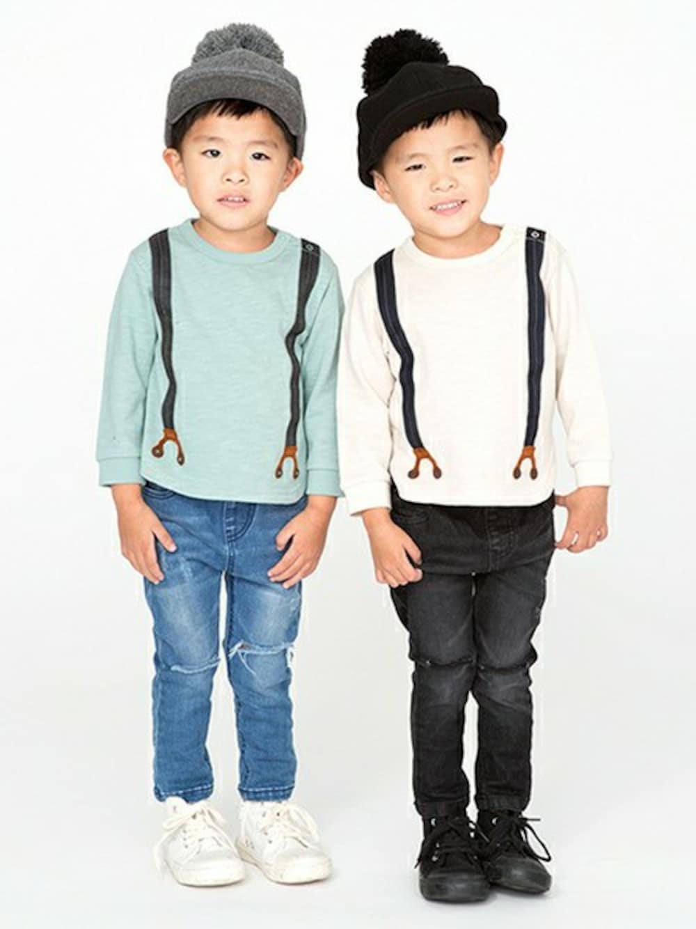 グリーン系のTシャツ/カットソー、ブルー系のデニムパンツ、グレー系のキャップを着用したキッズの秋コーディネートの1枚目の写真