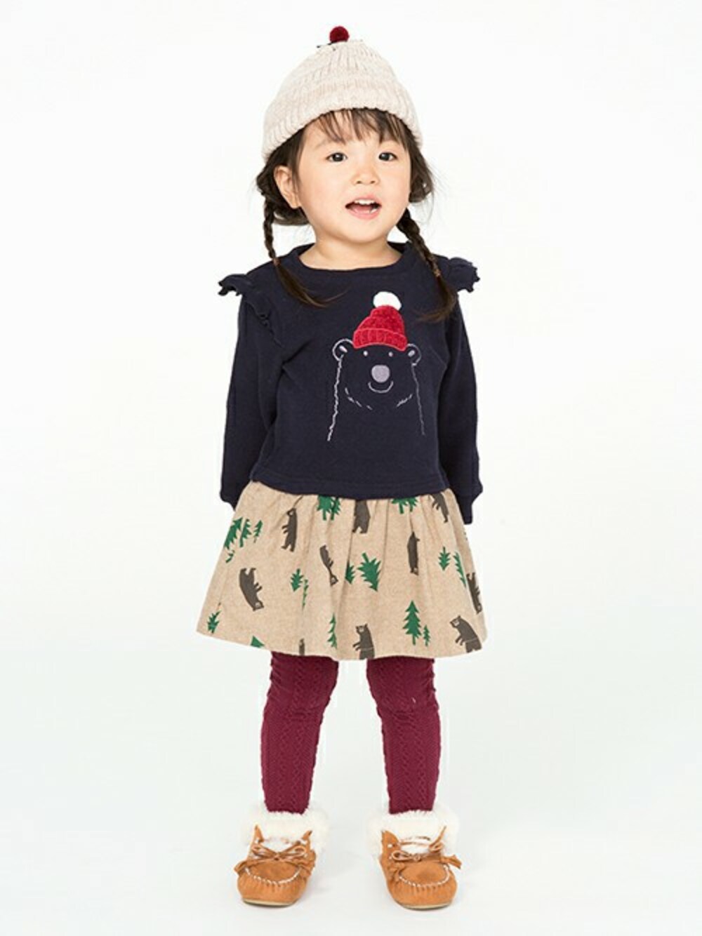 ブルー系のワンピース、イエロー系のブーツ、レッド系のタイツ/ストッキングを着用したキッズの冬コーディネートの1枚目の写真