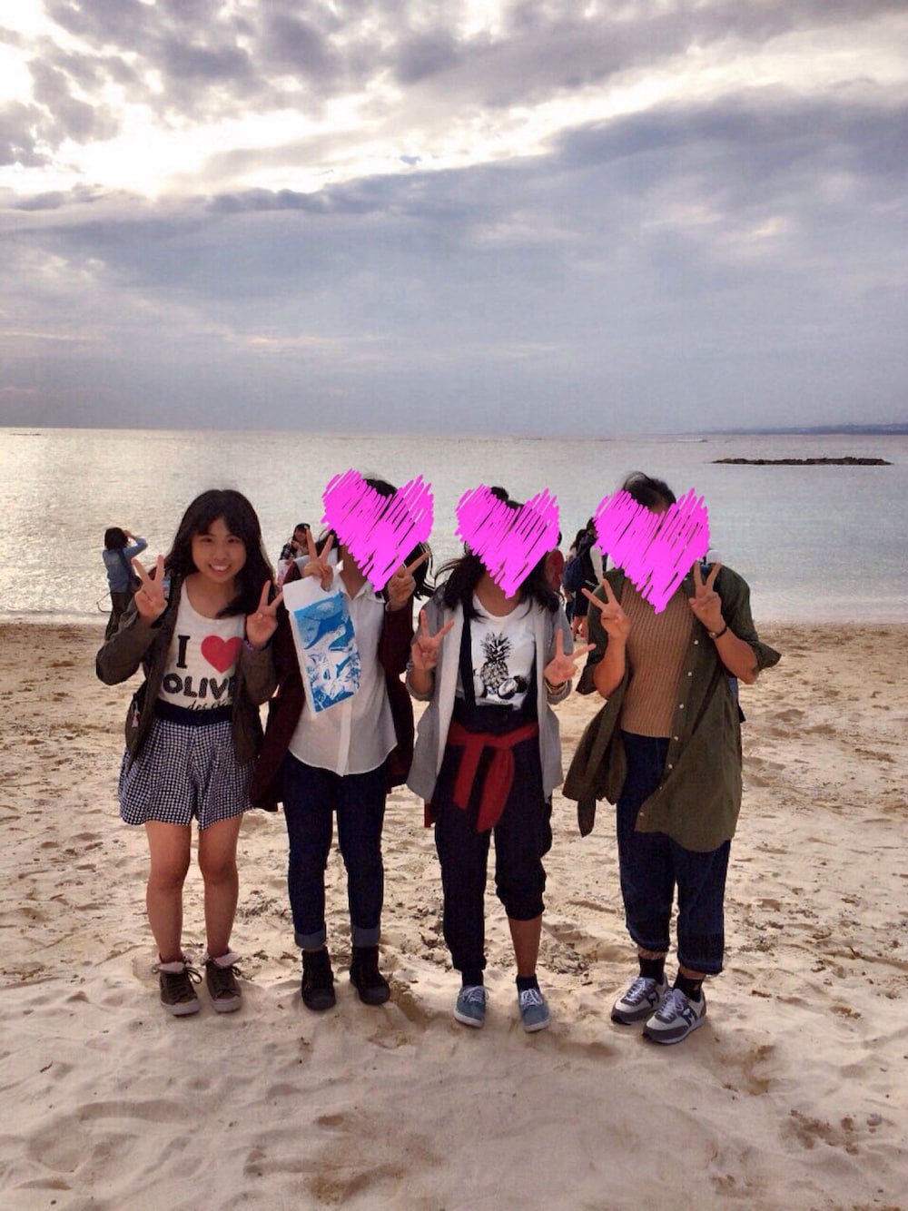 ホワイト系のTシャツ/カットソー、グリーン系のトップス、ブルー系のその他パンツを着用したレディースの秋コーディネートの1枚目の写真