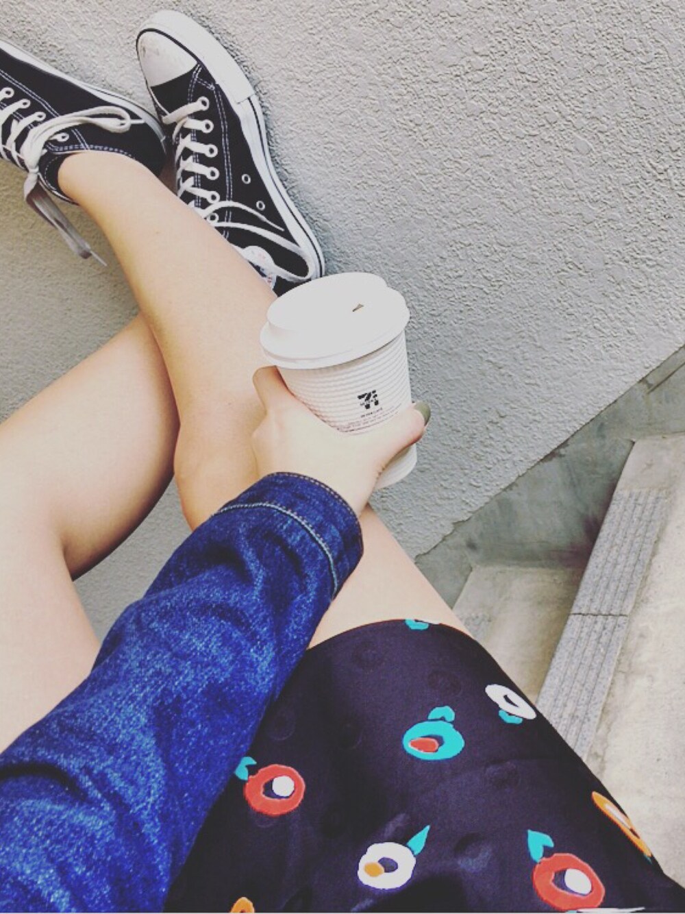 「秋のコーデ、スニーカー、ワンピース、デニムジャケット、カーキネイル、コーヒータイム、fashion、wearfashion、khakinail、coffee」｜「SLYのSWINGING OP（ワンピース、ブラック系）」を使った、naaaaococo さん（レディース・163cm）の秋コーディネートの1枚目の写真