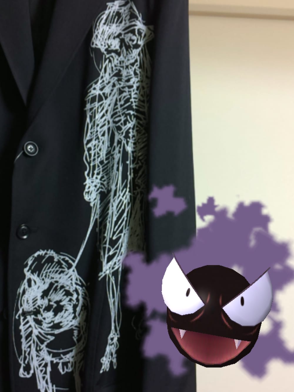 「ヨウジヤマモト、yohjiyamamoto、yohjiyamamotopourhomme、ポケモンGO、ゴース、black、16ss」｜「Yohji Yamamoto POUR HOMMEのアイテム（チェスターコート、ブラック系）」を使った、osamu511さん（メンズ・168cm）の夏コーディネートの1枚目の写真