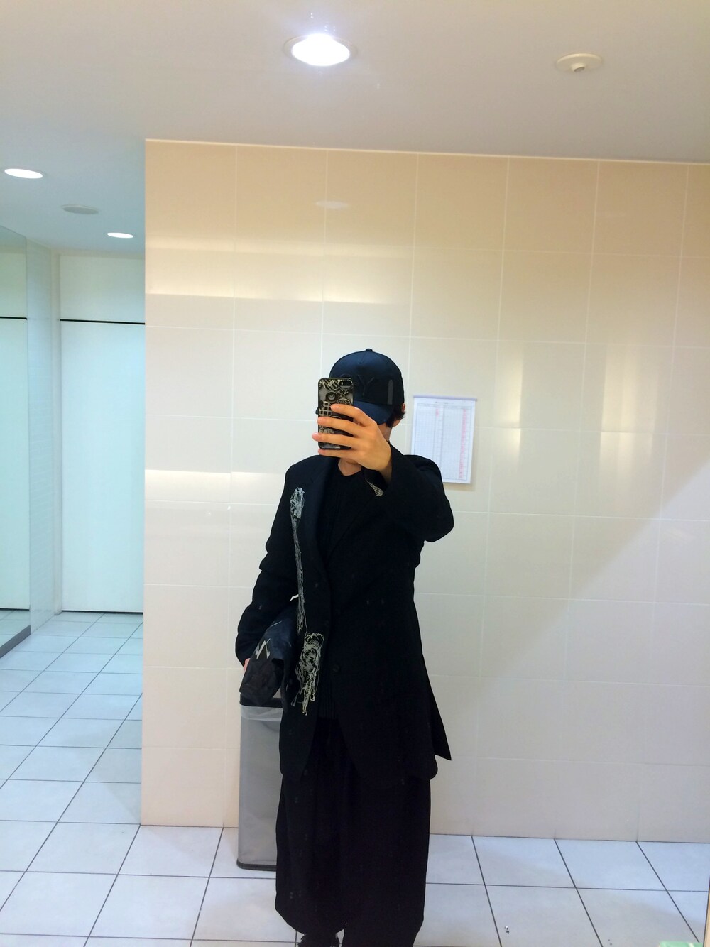 「yohjiyamamoto、yohjiyamamotopourhomme、モノトーン、ガイコツと犬、16ss、栗原類」｜「Y-3のARCHITECT CAP（キャップ、ブラック系）」を使った、osamu511さん（メンズ・168cm）の秋コーディネートの1枚目の写真