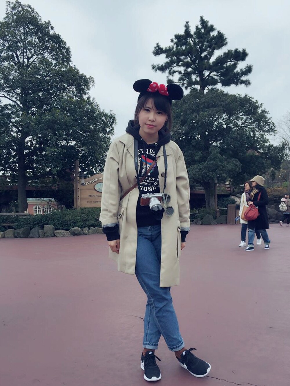 「disney」｜「NIKEのアイテム（スニーカー、ブラック系）」を使った、少女_奥桑さん（レディース・168cm）の春コーディネートの1枚目の写真